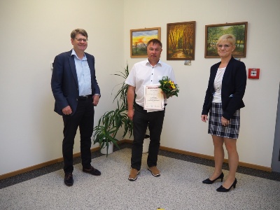 Klaus-Michael Glaser (li.) und Iris Brincker überreichen Andreas Sturm die Ernennungsurkunde