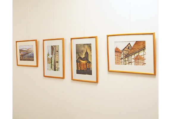 Foto von eigen ausgestellten, selbstgemalten Bildern von Viola Güde