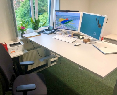 Foto von einem höherverstellbaren Schreibtisch mit elektronischer Ausstattung und ergonomischen Schreibtischstuhl im Amt Crivitz