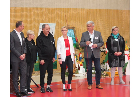 Herr Torsten Lubatsch, Ausschussvorsitzender des Wirtschafts-, Tourismus-, Kultur- und Partnerschaftsausschusses begrüßt Gäste und Künstler:innen