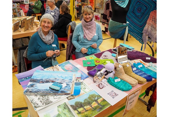 Malerei und Gestricktes von Frau Dau und Frau Andre