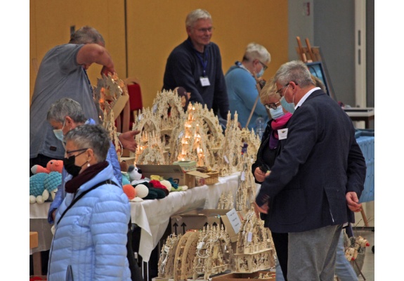 Herr Groth stellte Schwippbögen und Weihnachtsdeko aus
