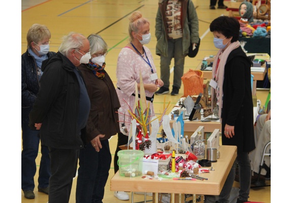 Interessierte Besucher am Stand “Meeresleuchten“