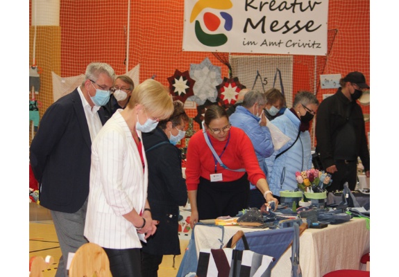 Reges Treiben am Stand mit selbst genähten Taschen