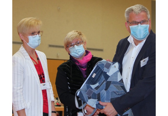 Frau Brincker Frau Müller und Herr Lubatsch bestaunen Selbstgenähtes von Frau Chaaib