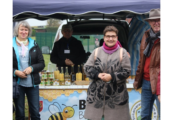 Draußen gab es Süßes vom Imker Richter