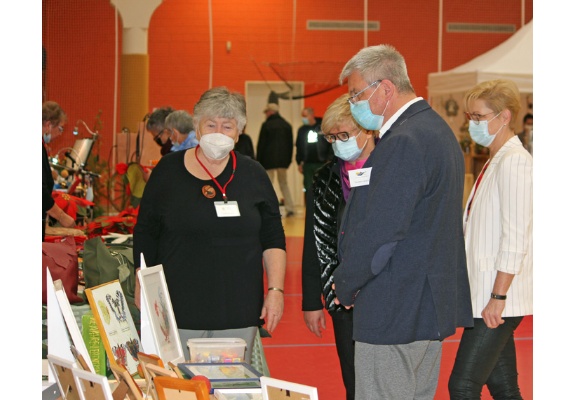 Am Stand der Malerin Frau Mattejat