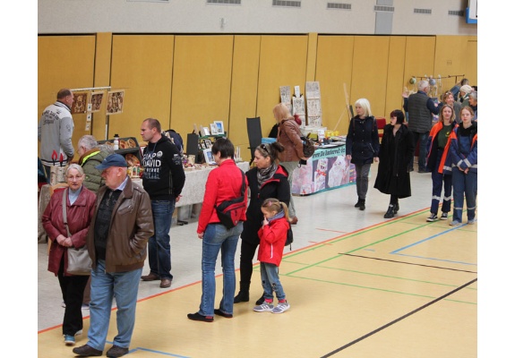 Besucher:innen auf der Kreativmesse