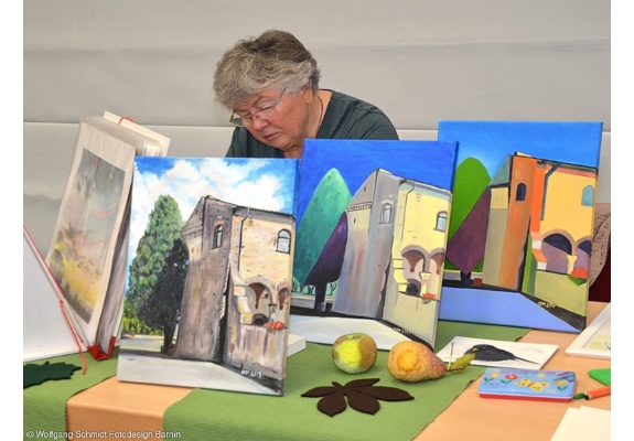 Am Stand der Künstlerin Angela Mattejat