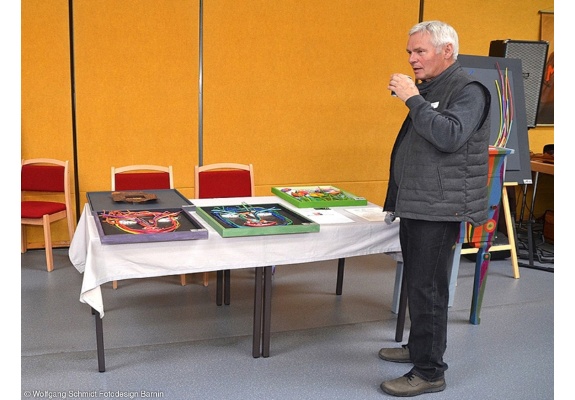 Am Stand vom Künstler Manfred Thrun