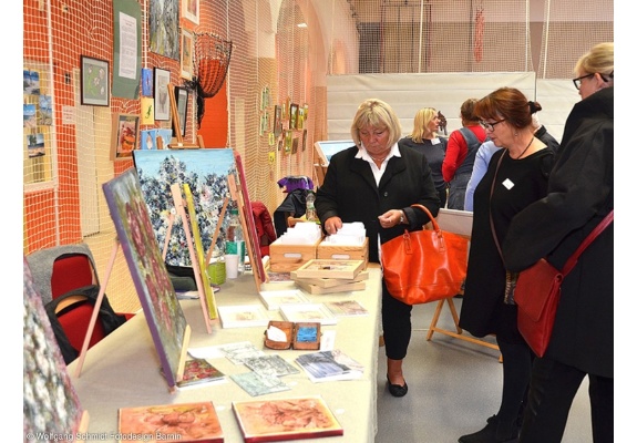 Besucher an einem Stand der Kreativmesse