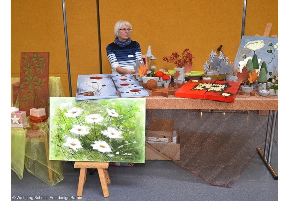 Ausstellerin auf der Kreativmesse mit ihren Malereien