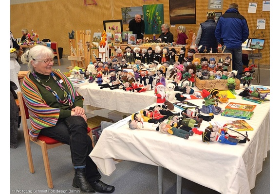 Brigitte Münch mit ihren Wollfadengeschöpfen