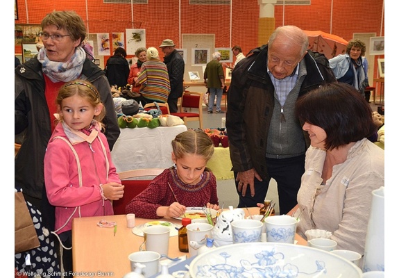 Kinder bemalen Porzellan