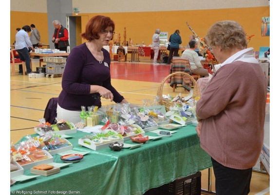 Elke Kommnick berät zu ihren Seifen
