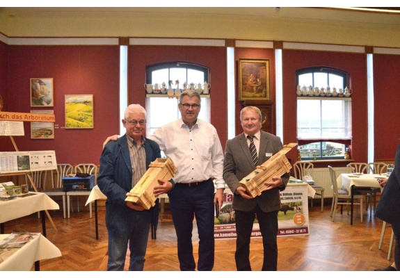 Herr Lubatsch (Mitte) dankt Herrn Schmidt (rechts) und dem Bürgermeister Herrn Zimmermann (links)