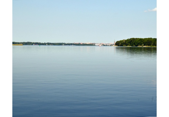 Raben Steinfeld Wanderweg mit Blick auf den Schweriner See