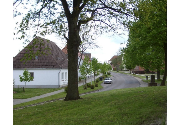Hauptstraße an der Kirche in Tramm